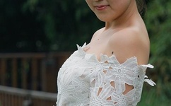 小孩把坤坤放入妈妈里面